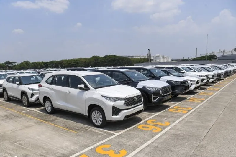 Sejumlah mobil yang akan diekspor terparkir di PT Toyota Motor Manufacturing 