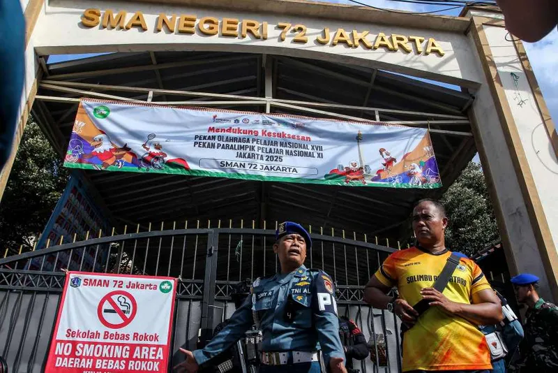 antarafoto-penjagaan-pasca-ledakan-di-sma-72-jakarta-1762608927-1