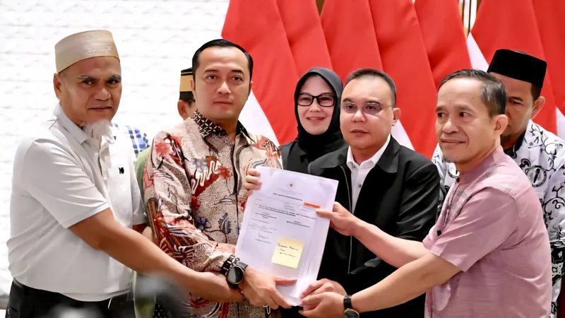 Dua guru SMAN 1 Masamba, Abdul Muis dan Rasnal