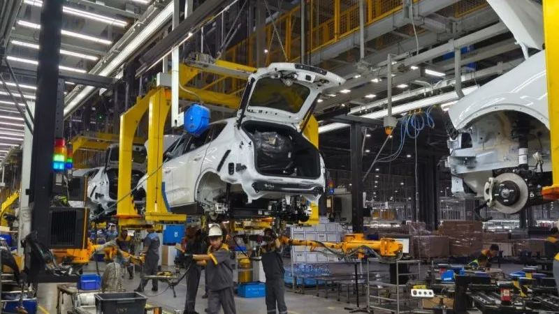 Pekerja sedang merakit mobil listrik di pabrik VinFast di Hai Phong