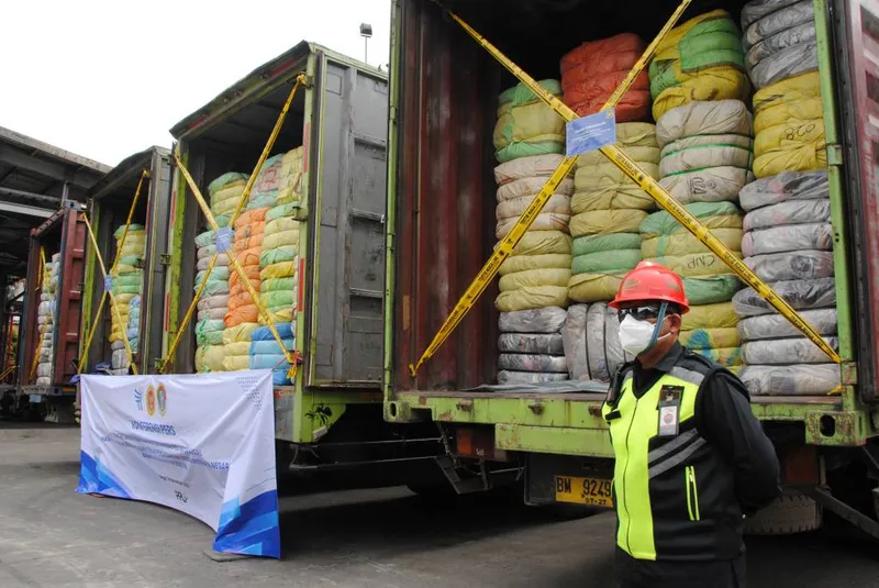 antarafoto-pemusnahan-pakaian-bekas-impor-di-bogor-1763108391-1