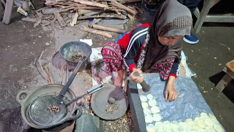Pelaku usaha UMKM membuat keripik dari bahan baku biji melinjo