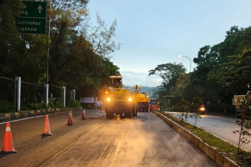 Pekerjaan pemeliharaan jalan di ruas Tol Cipularang