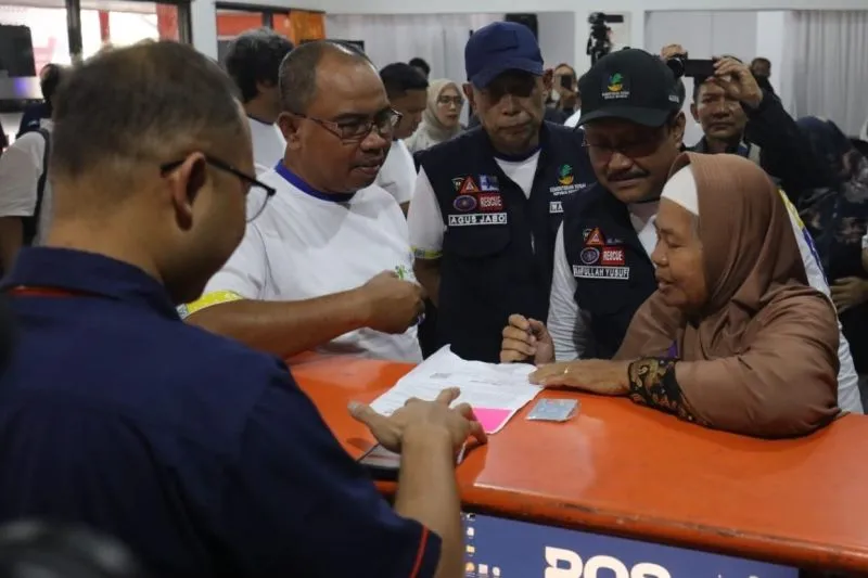 Direktur Bisnis Jasa Keuangan PT Pos Indonesia Haris dan Menteri Sosial Saifullah Yusuf 