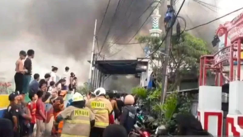 rumah yang terbakar di Gang Pelita 10, Jalan Tomang Banjir Kanal, Jati Pulo, Palmerah