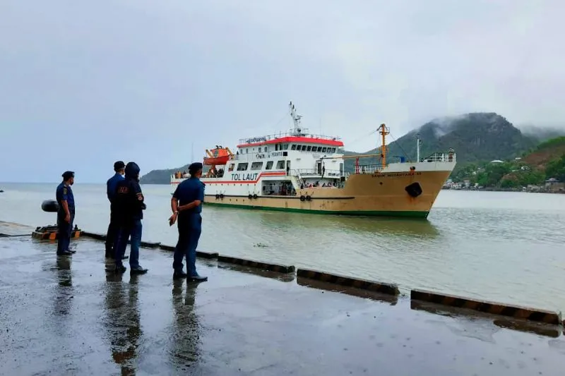 Petugas Syahbandar memantau proses sandar kapal di sebuah pelabuhan 