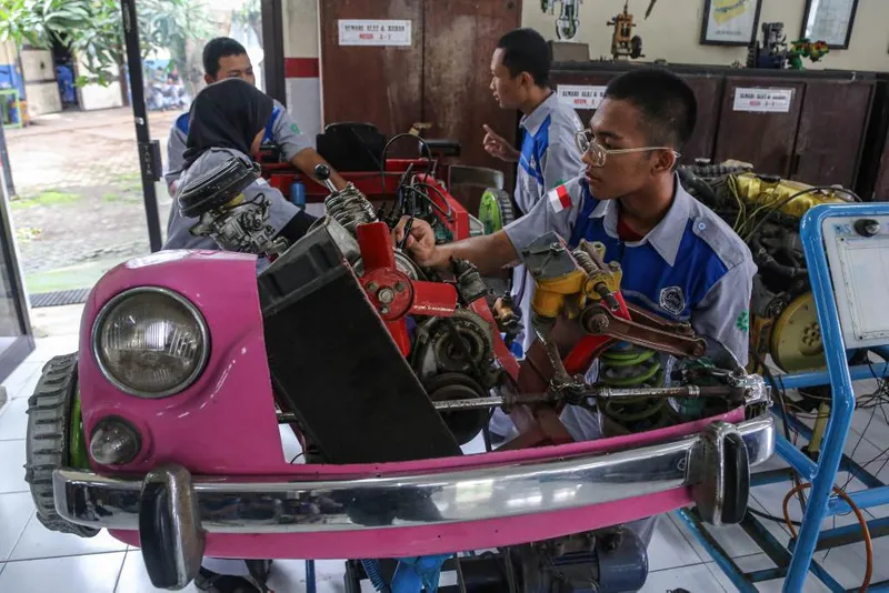 antarafoto-program-beasiswa-lulusan-smasmk-bekerja-di-luar-negeri-1763552639-1