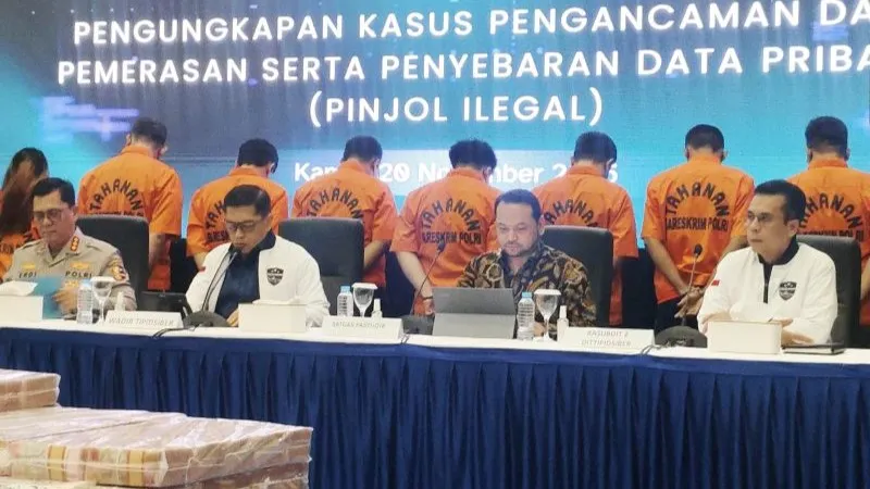 Dittipidsiber Bareskrim Polri menunjukkan tujuh tersangka kasus dugaan pemerasan pinjaman online 