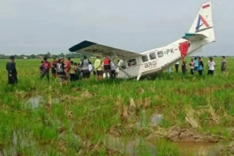 Pesawat jatuh di areal sawah di Karawang