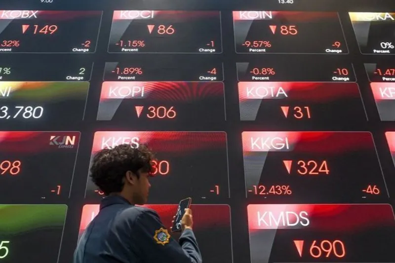 Pengunjung melihat layar yang menampilkan pergerakan harga saham di Bursa Efek 