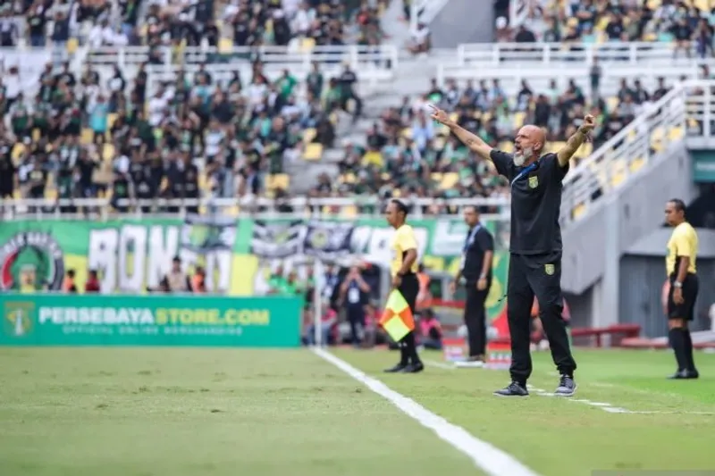 Pelatih Persebaya Surabaya Eduardo Perez 