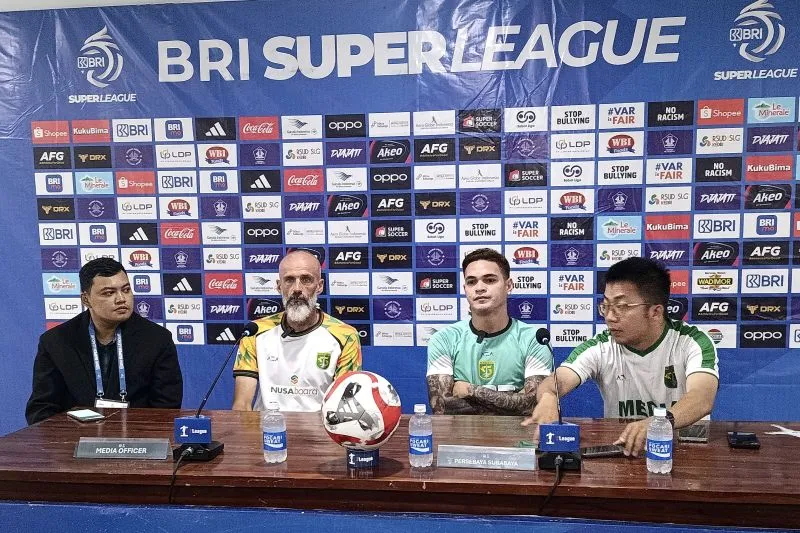 Pelatih Persebaya Surabaya Eduardo Perez 