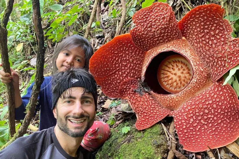 Wisatawan asing dari Inggris berfoto di lokasi Bunga Rafflesia Arnoldii