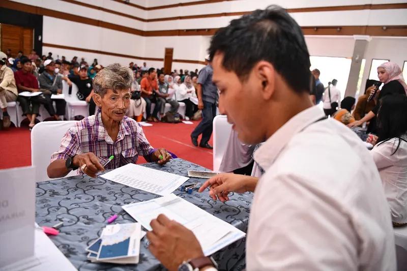 Penyerahan bantuan uang kontrak rumah kepada 379 warga Telukjambe Timur Karawang