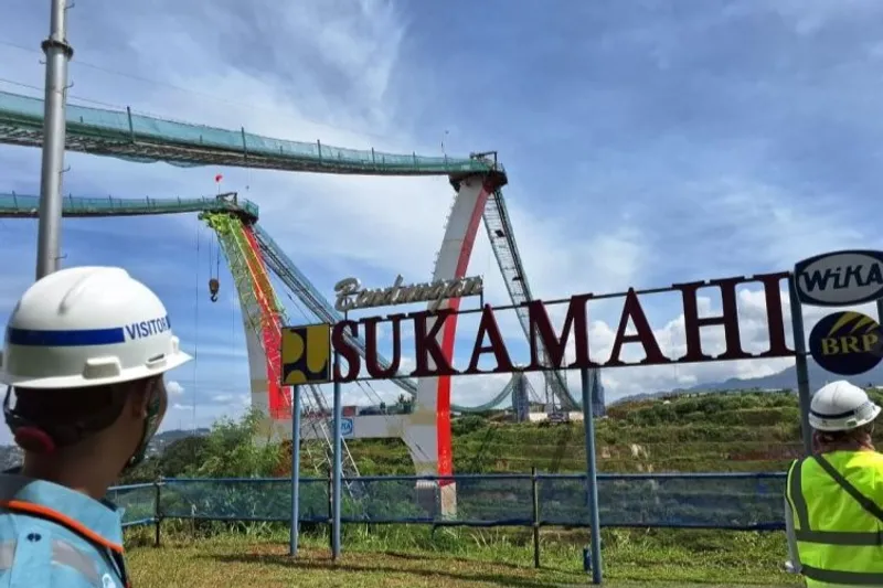 Pekerja konstruksi PT Wijaya Karya Tbk (WIKA) memantau Proyek Jembatan Kaca Bendungan Sukamahi