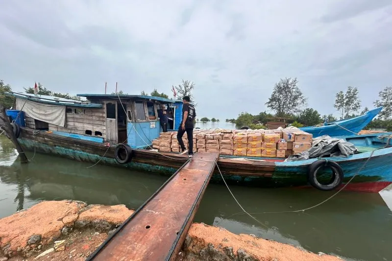 Kapal pengangkut diduga beras dan gula ilegal diamankan Bea Cukai Batam