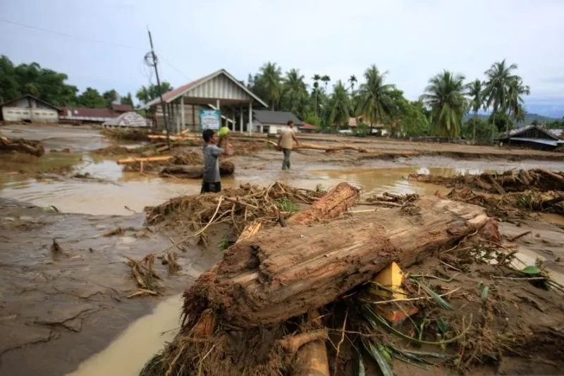 rumah rusak tertimbun lumpur dan sampah kayu pascabanjir bandang di Desa Manyang Cut