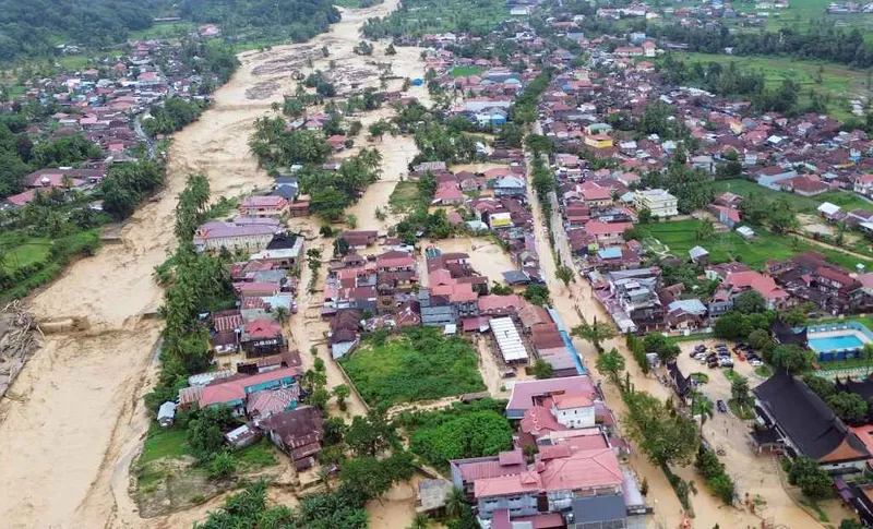 antarafoto-banjir-bandang-meluas-di-padang-1764318984-1