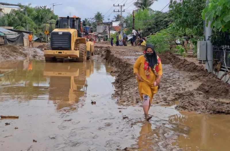 alat berat Kementerian PU yang bekerja membersihkan lumpur 
