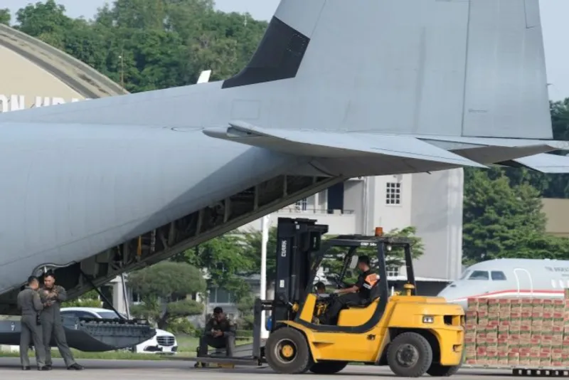 logistik bantuan ke pesawat angkut militer milik TNI AU di Lanud Halim Perdanakusuma