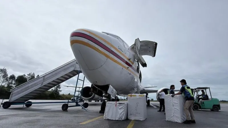 bantuan logistik dari bagasi pesawat di Bandara Silangit, Tapanuli Utara
