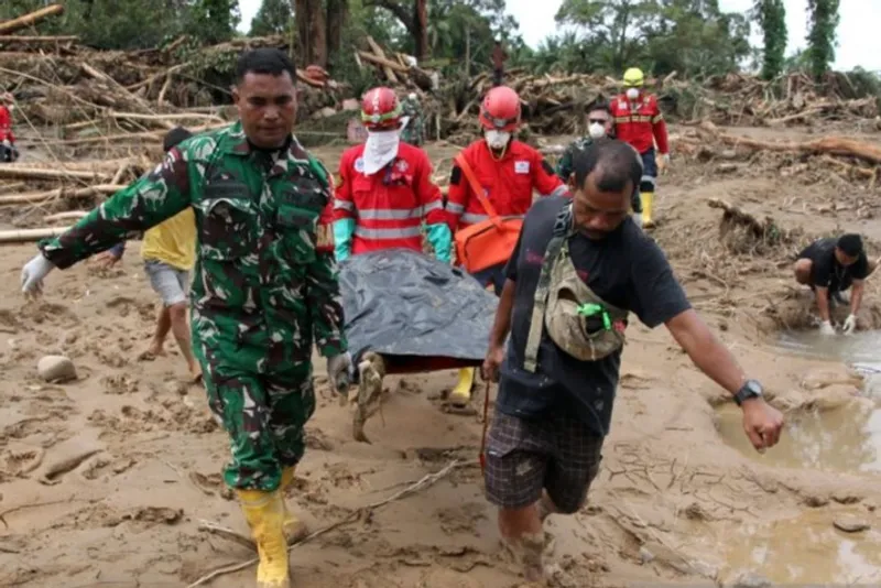 Tim SAR gabungan mengevakuasi korban banjir bandang di Desa Aek Garoga