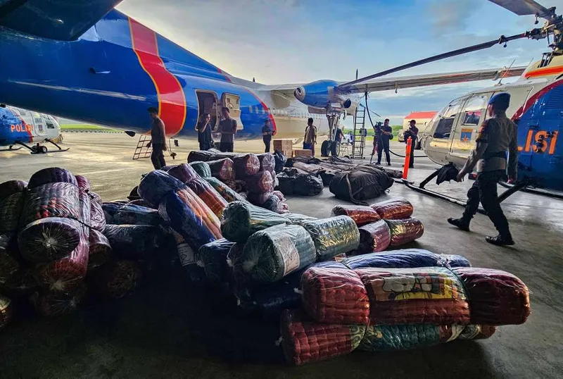 antarafoto-pengiriman-bantuan-untuk-korban-bencana-alam-di-sumatera-1764394687-1