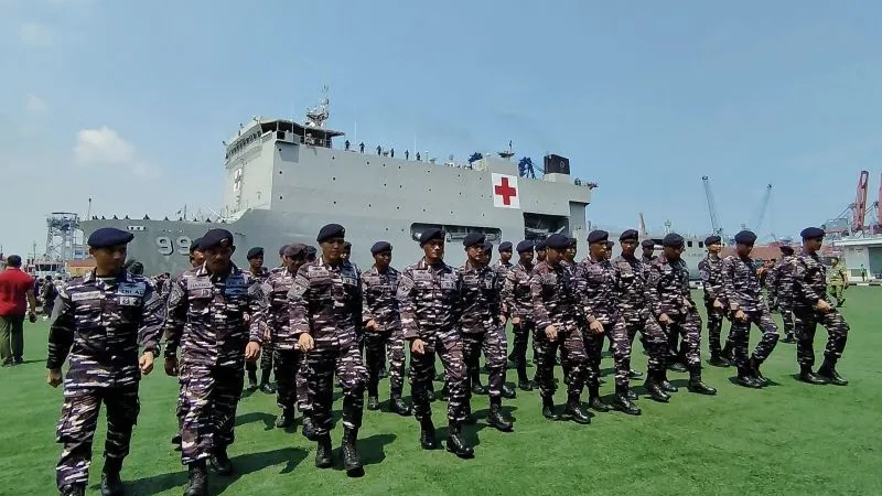 Sejumlah prajurit TNI AL berbaris saat melepas keberangkatan KRI dr Soeharso 