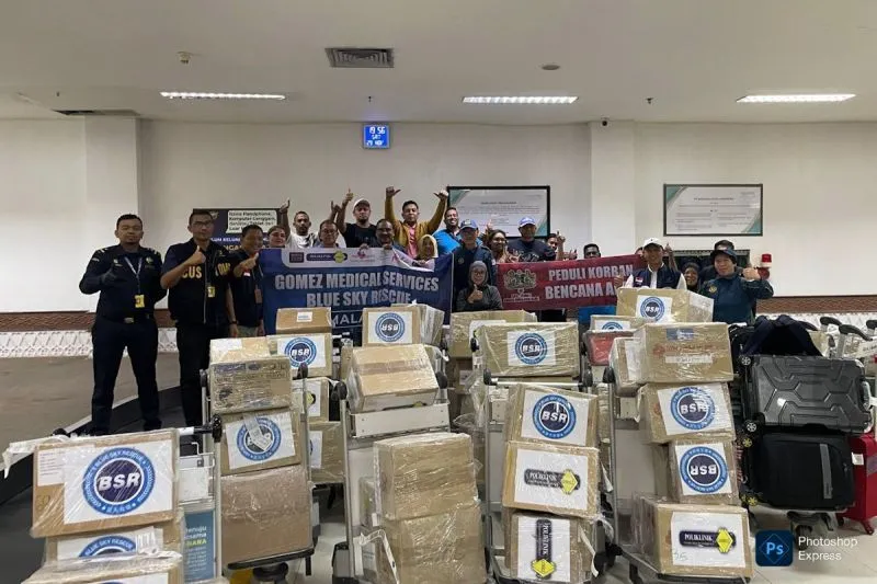 Bantuan medis dari Malaysia di Bandara SIM, Aceh Besar.