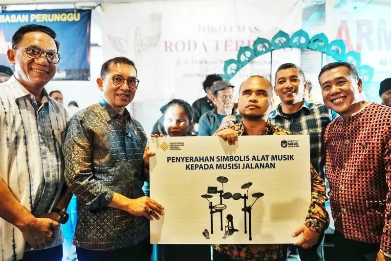 paket bantuan alat musik kepada Institut Musik Jalanan (IMJ) Yogyakarta 