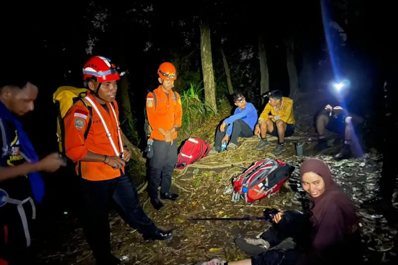 Tim SAR Gabungan mengevakuasi pendaki Gunung Gamalama