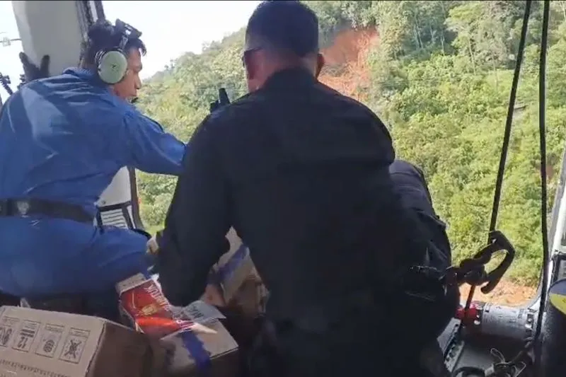 bantuan dikirim dengan metode airdrop menggunakan helikopter