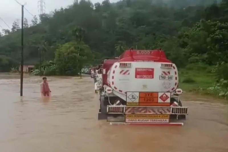 Sebuah truk tanki BBM menyeberangi genangan banjir 