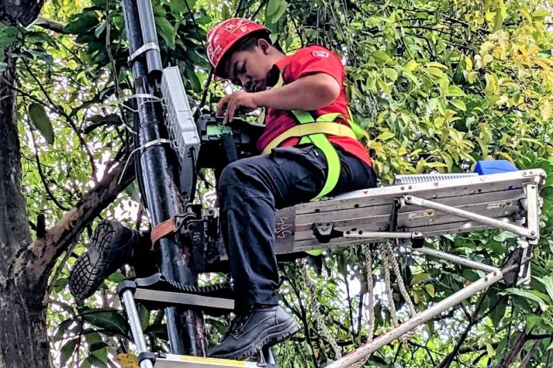 Teknisi melakukan pemeliharaan jaringan kabel