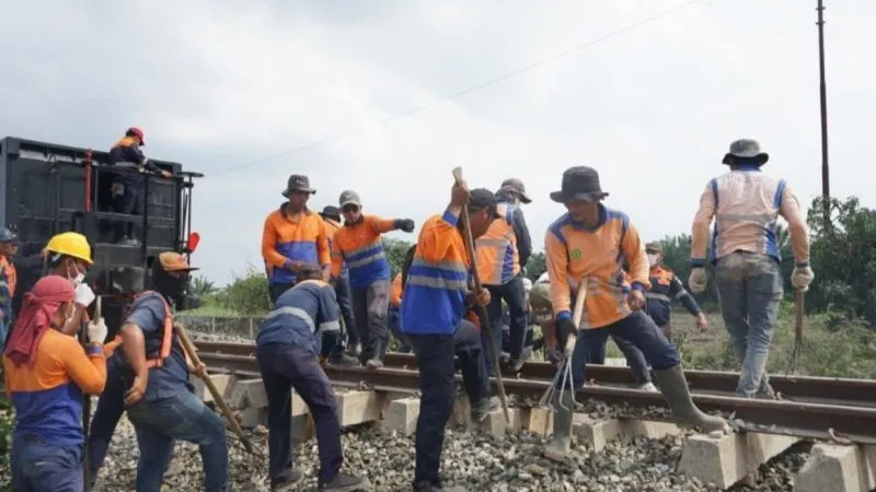 Pekerja sedang melakukan perbaikan di jalur Medan-Binjai 