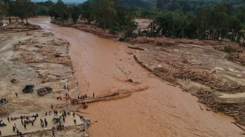 Foto udara kondisi jalan yang putus akibat banjir bandang di Desa Aek Garoga, Kecamatan Batang Toru