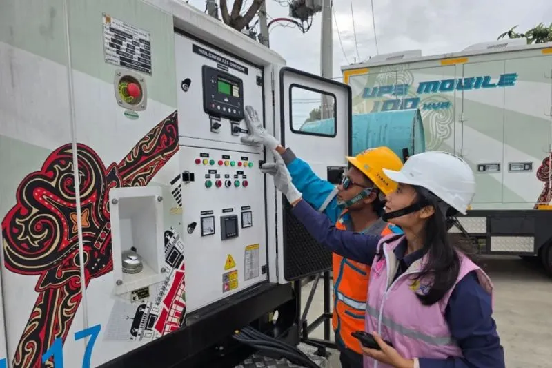 Petugas PLN mengecek instalasi listrik di venue F1 Powerboat 