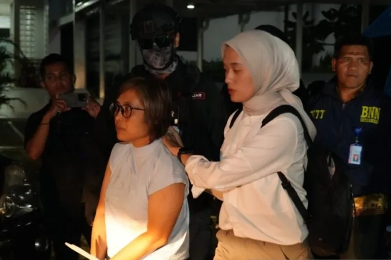 Sejumlah petugas dari BNN saat menggiring Dewi Astutik buron interpol 