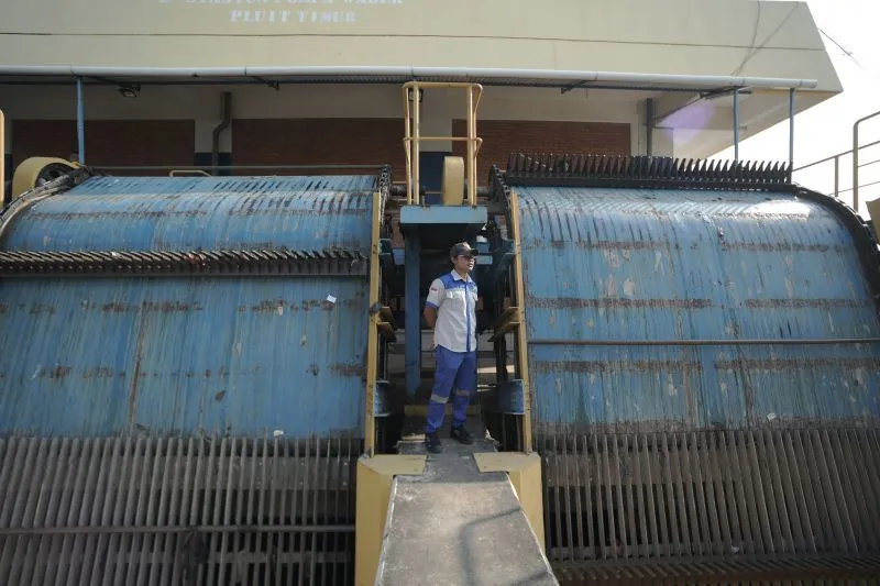 Petugas Suku Dinas Sumber Daya Air Jakarta Utara memantau banjir rob 