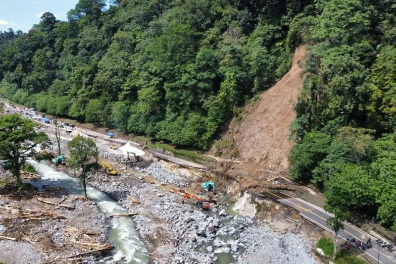 Sejumlah alat berat mengerjakan perbaikan Jalan Lembah Anai 