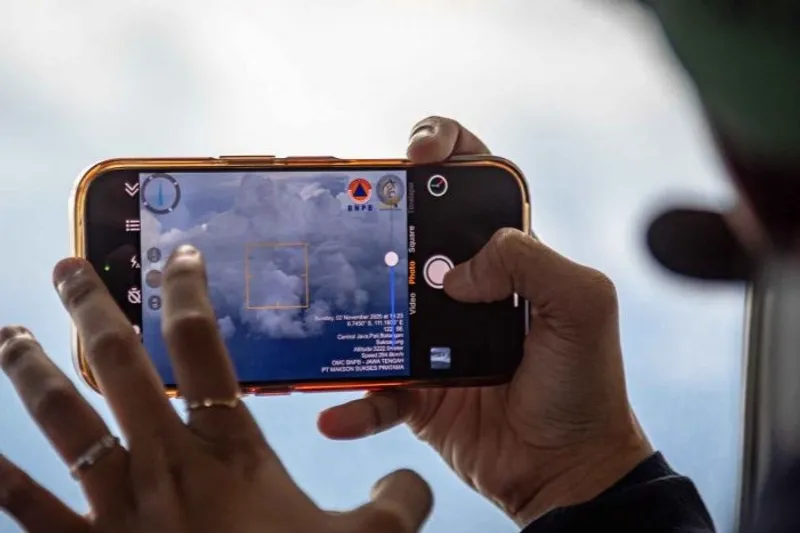 mendokumentasikan kondisi awan sebagai bahan laporan pelaksanaan operasi modifikasi cuaca 