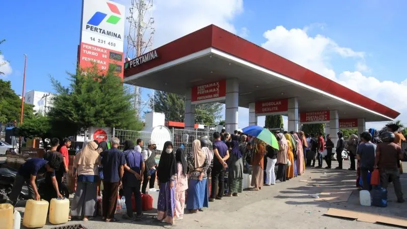 antre untuk membeli bahan bakar minyak (BBM) di SPBU Darussalam, Banda Aceh,