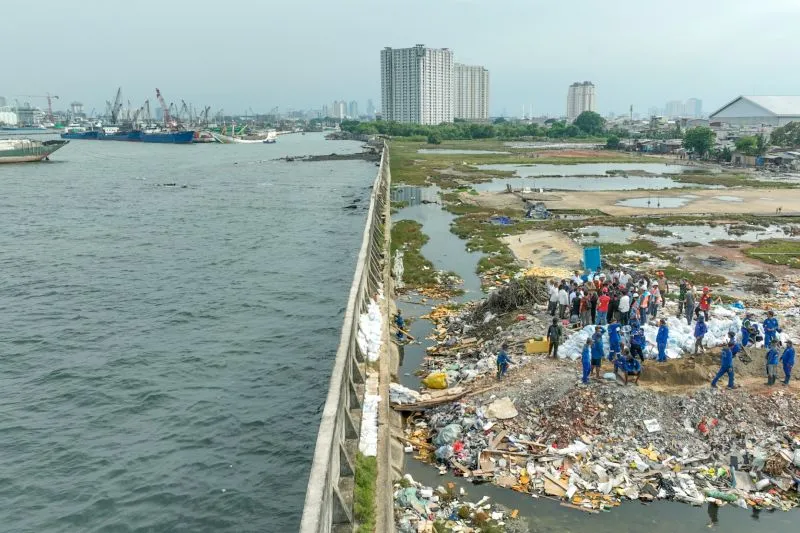 Kondisi tanggul Muara Baru Penjaringan yang menahan air laut naik ke daratan saat pasang naik terjadi di Jakarta Jumat (5/12/2025). ANTARA/HO-Pemkot Jakut