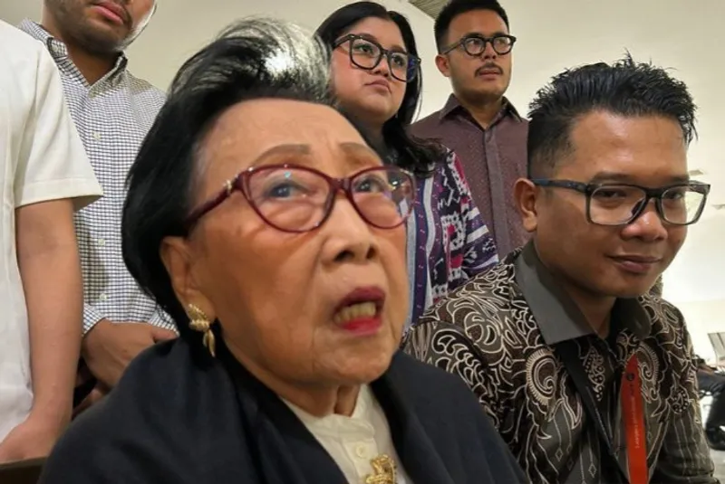 Kuasa hukum MensenegÂ cq PPKGBK, Kharis Sucipto (kanan) bersama Guru Besar Hukum Agraria Fakultas Hukum Universitas Gadjah Mada Prof. Maria Sumardjono (kiri) saat ditemui sesudah sidang di Pengadilan Negeri Jakarta Pusat, Senin (13/10/2025). ANTARA/Agatha Olivia Victoria/am.