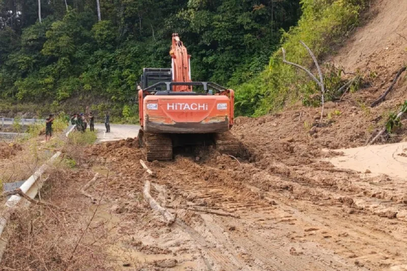 Alat berat eskavator saat membersihkan badan jalan di wilayah Geumpang - Pameu, Aceh Tengah