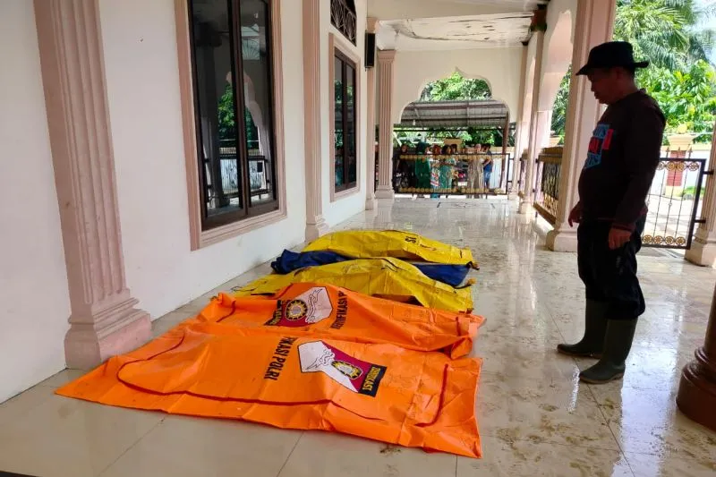 jasad korban bencana banjir bandang di Salareh Aia, Kecamatan Palembayan