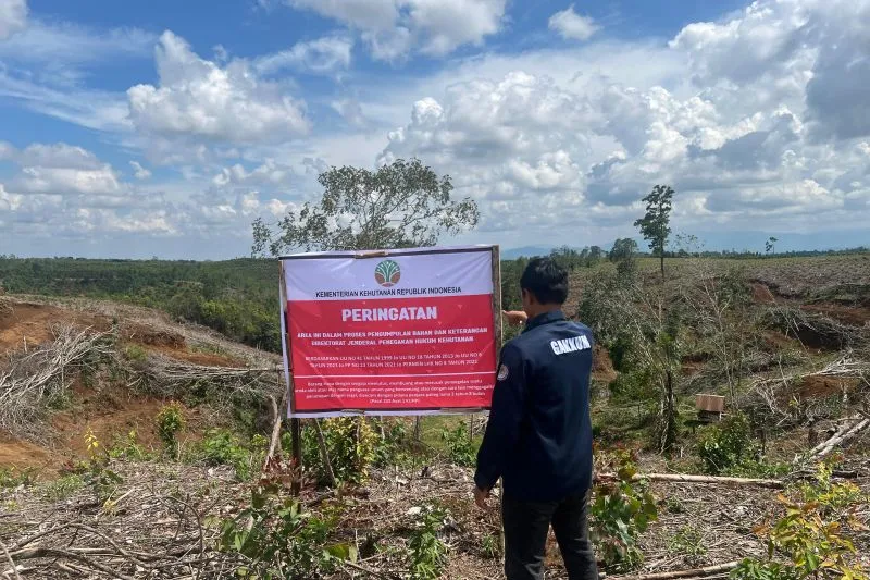 Tim Gakkum Kemenhut memasang papan larangan pada lima lokasi Tapanulis Selatan