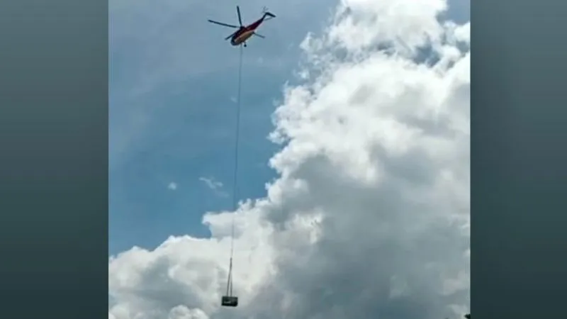 Helikopter milik BNPB mengangkut genset mobile PLN berkapasitas 250 kWh 