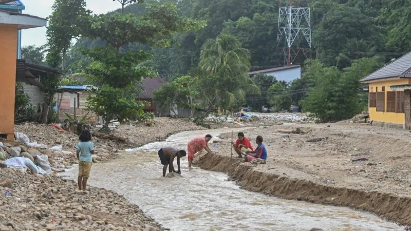 Warga berada di Sungai Aek Godang yang mengalami pendangkalan di Sibolga Julu
