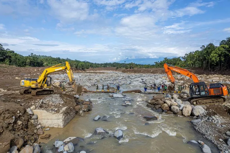 antarafoto-akses-darat-penyintas-bencana-di-palembayan-terhambat-1765108252-1